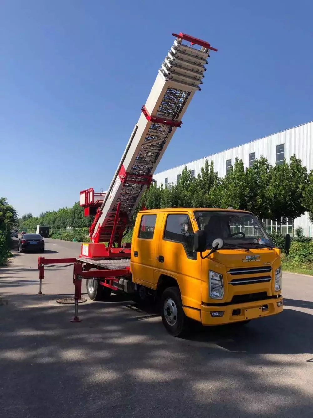 东郊镇附近的云梯车出租服务：轻松解决高空作业需求