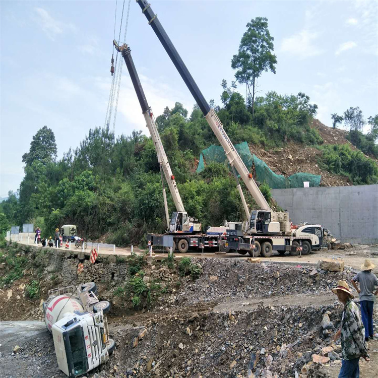 东郊镇汽车掉沟里叫吊车救援要多少钱