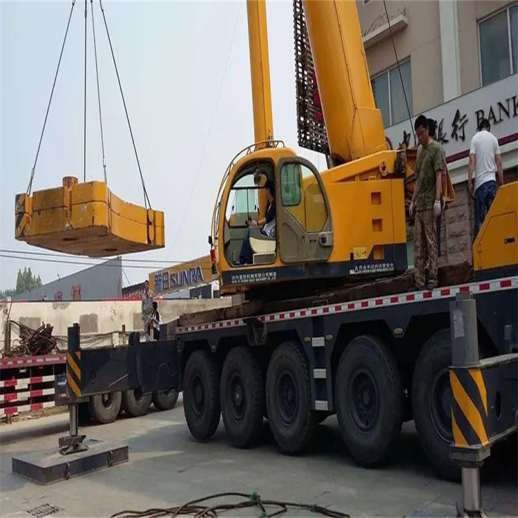 东郊镇当地吊车出租|机器吊装|75吨|工厂搬迁服务